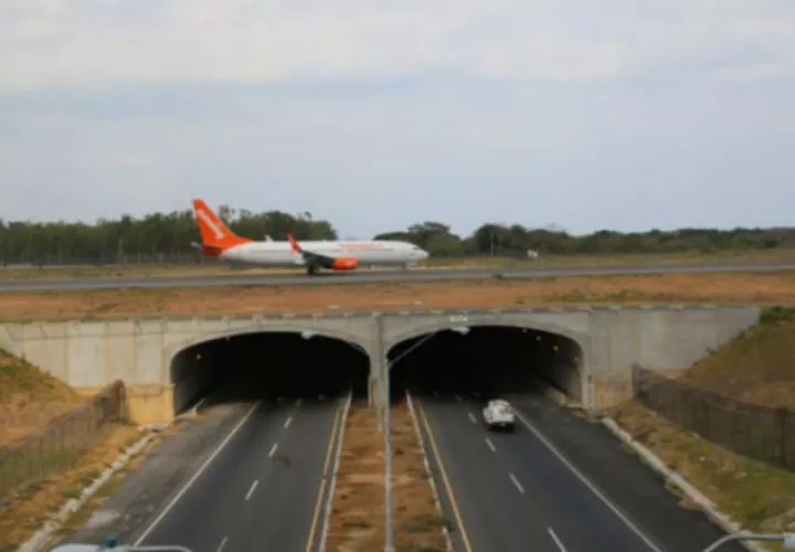 La pista del aeropuerto de Río Hato pasa sobre la Panamericana. Archivo