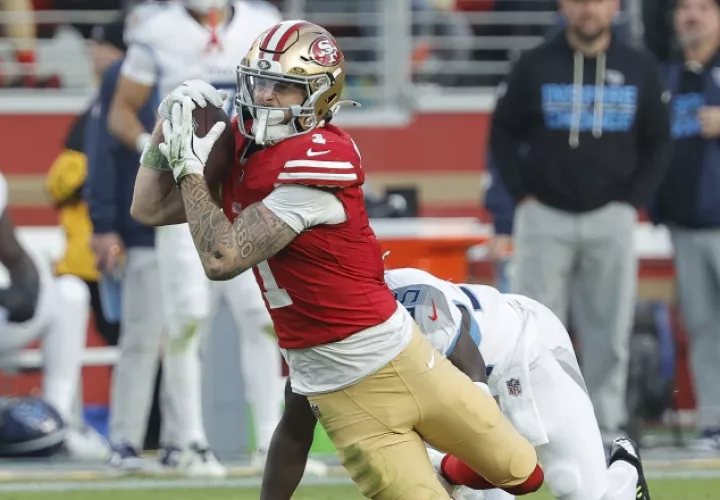 Ricky Pearsall, del  San Francisco 49ers, atrapa el balón en una jugada durante el partido contra Tennessee Titans en la NFL. Foto: EFE 
