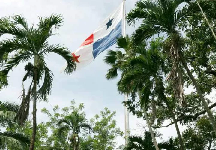 En 46 años de historia será la primera vez que el asta de la bandera sea reemplazada, así como remodelará el área donde se ubica. Cortesía