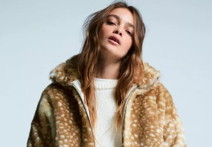 Cazadora de pelo sintético que recrea el pelo de los cervatillos.  Bershka / EFE