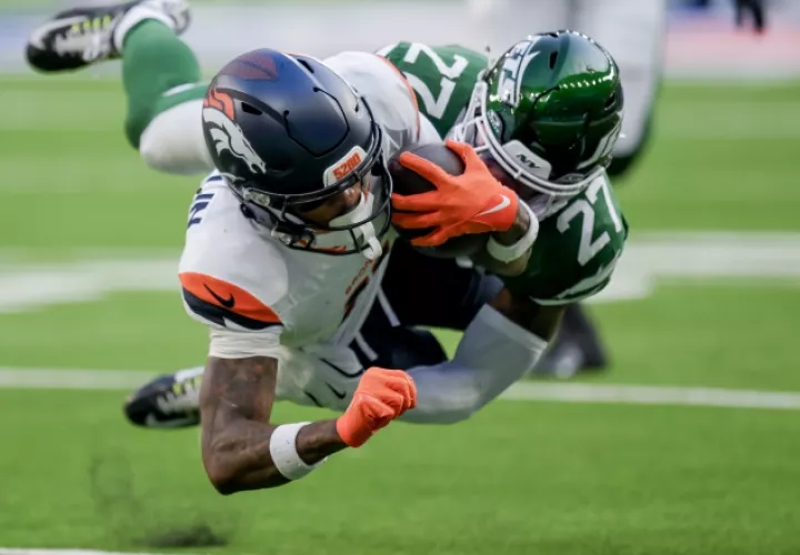 Troy Franklin (Izq.) jugador de los Denver Broncos. Foto: EFE