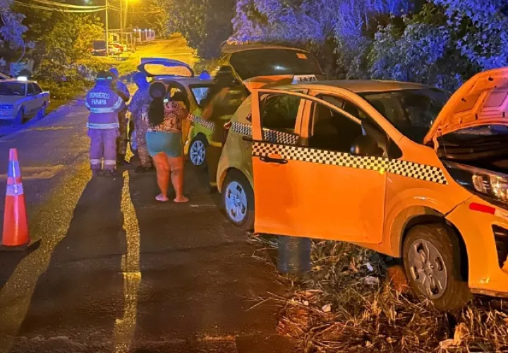 Accidente entre dos vehículos de transporte selectivo.  Cortesía Bomberos