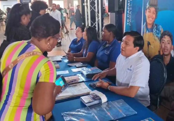 Personal del Inadeh estuvo presente en la Terminal de Transporte para inscribir participantes.  Pancho Paz