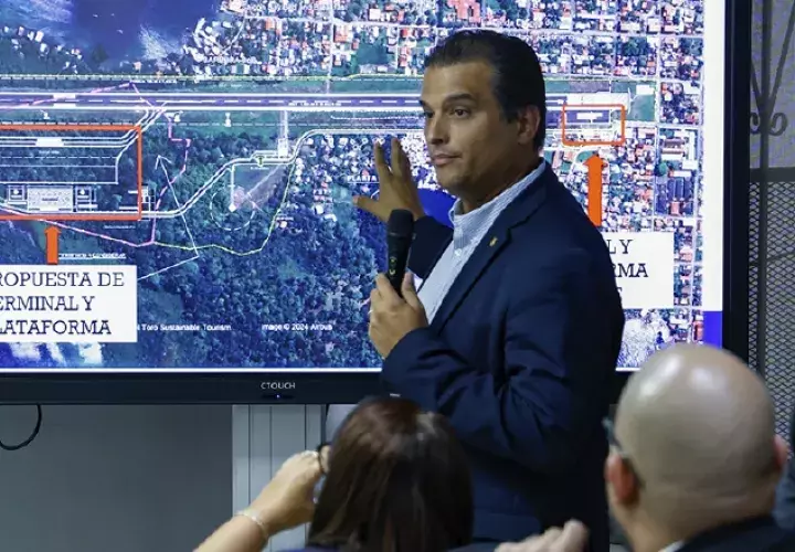 El administrador de Aeronáutica Civil, Rafael Bárcenas, detalla las mejoras que se harán a la terminal. cortesía