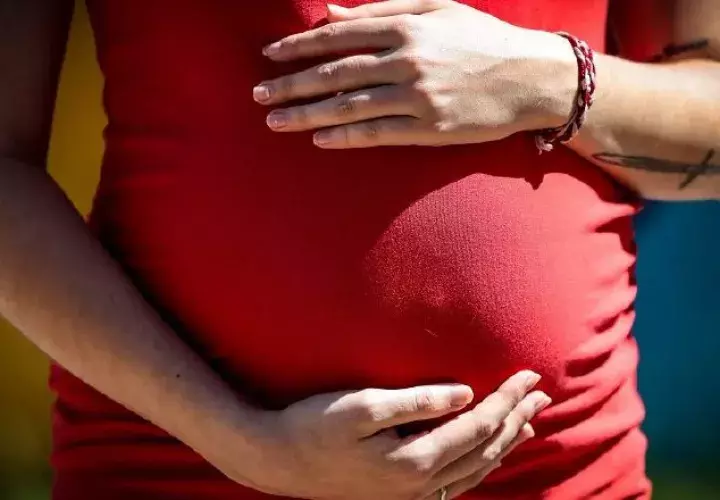 Algunas menores suspenden sus estudios tras un embarazo. Foto: Archivo