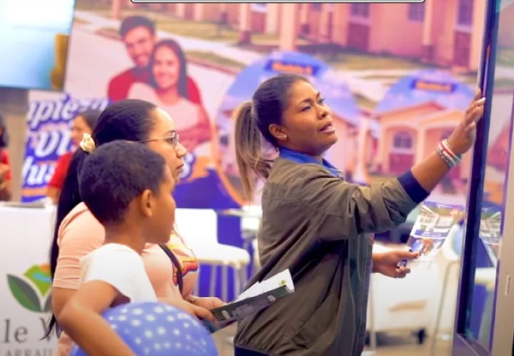 Más de 12,000 personas acudieron a la feria inmobiliaria realizada recientemente en el país en busca de su primera vivienda.  Cortesía