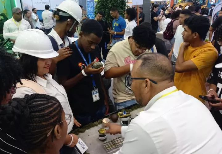 Jóvenes interesados en conocer sobre la extracción de minerales no se perdieron la oportunidad de visitar el 'stand' de Cobre Panamá.  Vivian Jiménez