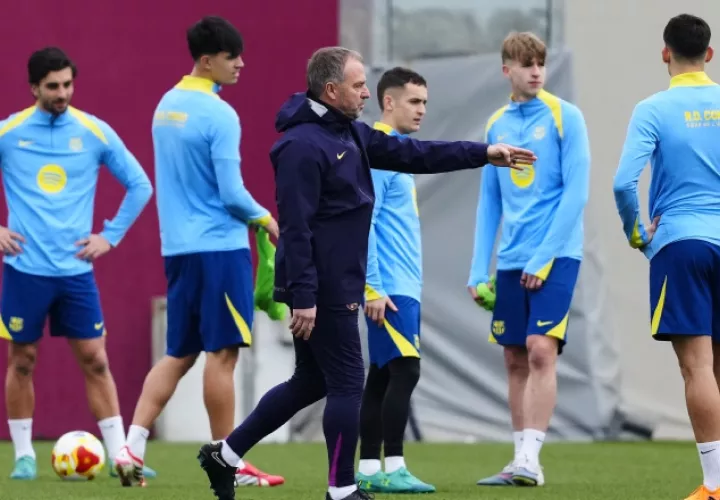 Hansi Flick (cent.) durante el entrenamiento del Barcelona. Foto: EFE