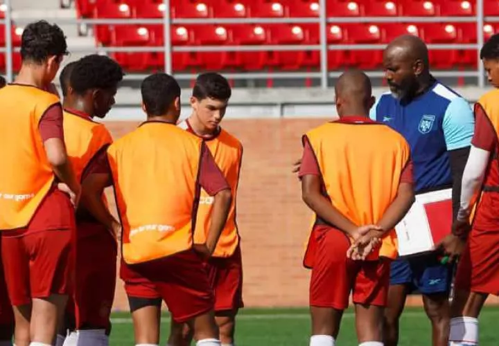 Felipe Baloy (der.) da algunas instrucciones a sus jugadores en los entrenamientos. Foto: FPF