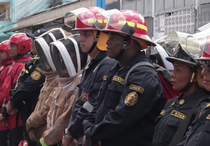 Los bomberos hicieron su presentación este jueves. Cortesía
