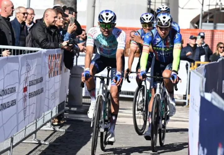 Roberto González (izq.), junto a Franklin Archibold y atrás, Carlos Samudio, los panameños del equipo Solution Tech Nippo Rali. Foto: Fepaci