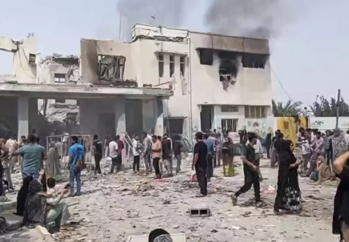 Momentos posteriores al bombardeo en la ciudad de Minab, en el sur de Irán, en donde fue destruida una escuela de niñas. EFE