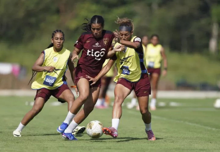 Jugadores del equipo femenino panameño durante los entrenamientos. Foto: FPF