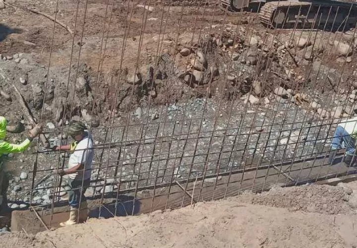 Fuera del programa, contratistas del MOP están construyendo 15 zarzos en la comarca Ngäbe Buglé. Cortesía