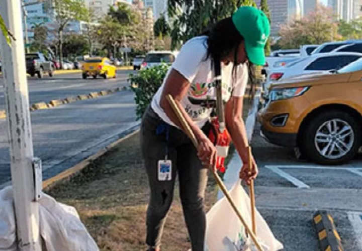 Las 'hormiguitas' realizan su labor a la intemperie en barriadas, comercios y avenidas principales. Cortesía
