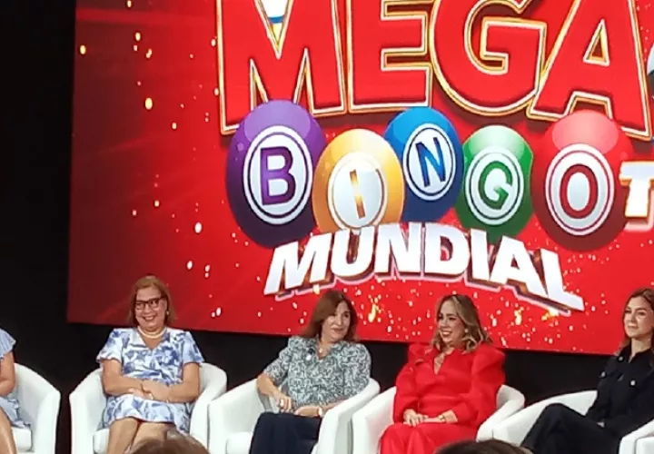 La primera dama, Maricel de Cohen juntó a los patrocinadores del bingo. Foto: CE