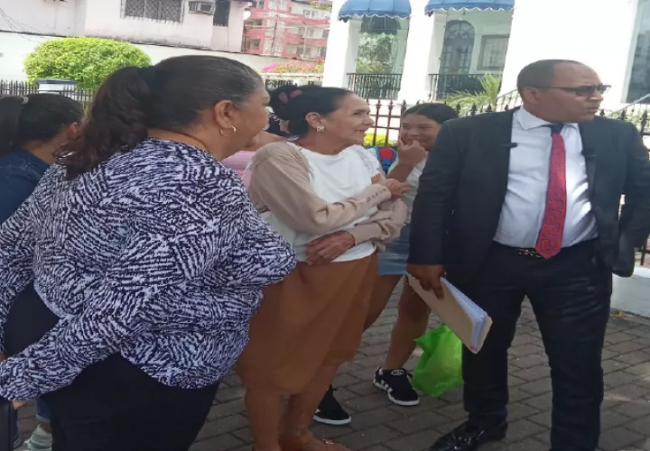 Los abogados Norma González y Eliecer Plicett junto  los familiares de los imputados. Foto: CE