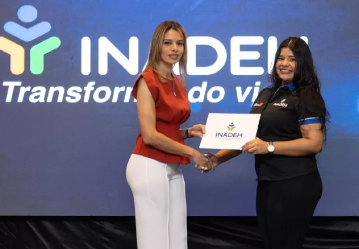 La subdirectora del Inadeh entrega el certificado a una estudiante Cortesía