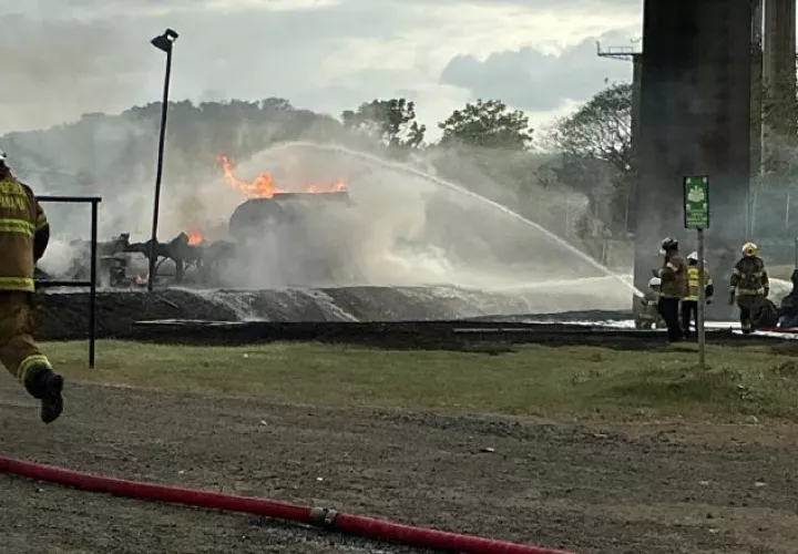 Alrededor de 75 personas participaron para controlar el fuego. Cortesía