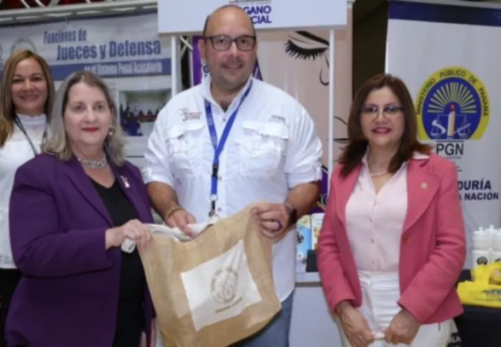 La defensora electa y el defensor saliente durante un evento.  Cortesía