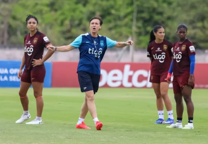 'Toña' Is da algunas instrucciones durante los entrenamientos. Foto: FPF