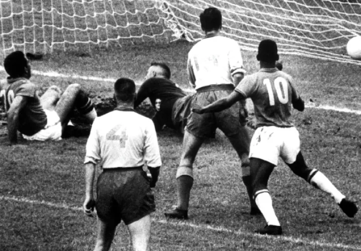El jugador brasileño Pelé (10), marca uno de los goles que consiguió ante Suecia en la final que fue ganada por Brasil por 5-2. Foto: EFE
