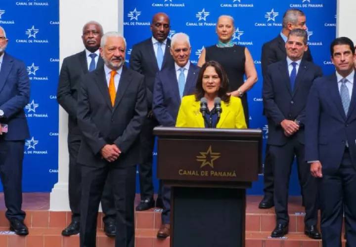 Ilya Espino de Marotta junto al administrador saliente, Ricaurte Vásquez (izq), el ministro del Canal, José Ramón Icaza (der) y la junta directiva del Canal de Panamá. Cortesía