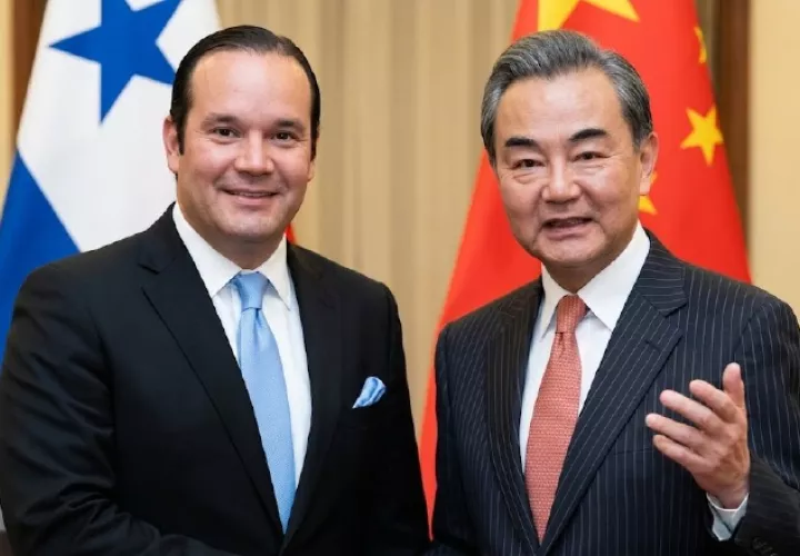 Los cancilleres Javier Martínez Acha (Panamá) y Wang Yi (China). Inteligencia Artificial