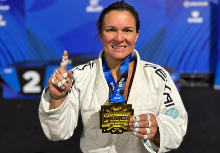 Jennisín Rosanía muestra su medalla de oro. Foto: Cortesía 