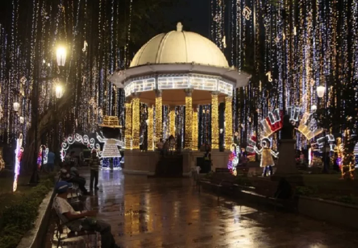 Alumbrado navideño en el parque de Santa Ana, sitio que marca la entrada del Casco Antiguo de la ciudad, de gran atractivo turístico. Archivo