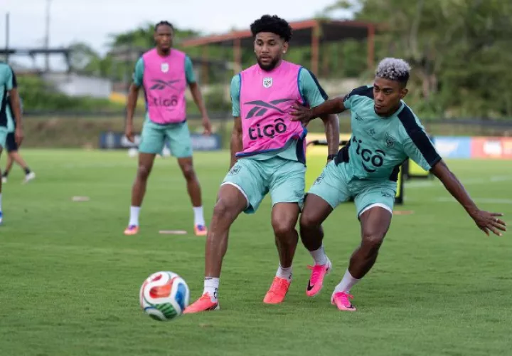 Carlos Harvey (izq.) y Édgar Yoel Bárcenas en los entrenamientos.  Foto: FPF