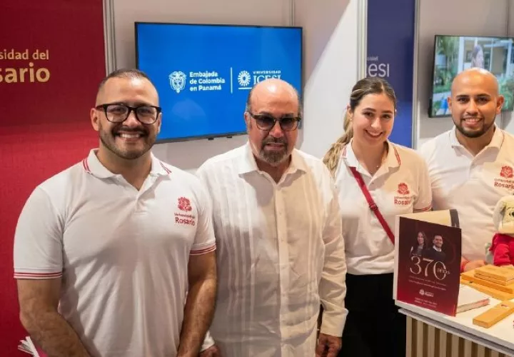 Colaboradores de la Universidad del Rosario junto al embajador de Panamá en Colombia, Mario Boyd Galindo.  Cortesía