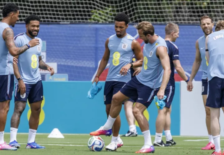 Harry Kane intenta dominar el balón durante los entrenamientos del equipo inglés. Foto: EFE