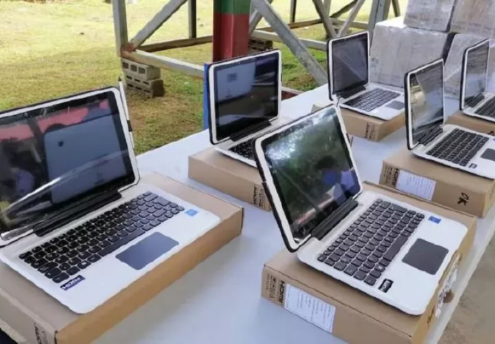 Los equipos cuentan con un sistema informático denominado "40tops" que permitirá a los alumnos utilizar programas sin internet.  Cortesía