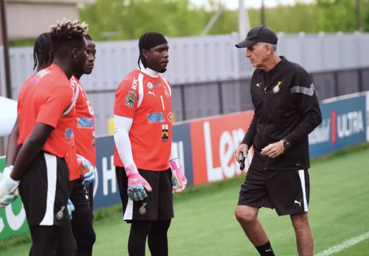 Carlos Queiroz (der.)  habla con los jugadores de Ghana durante los entrenamientos. Foto: ghana_fa_official