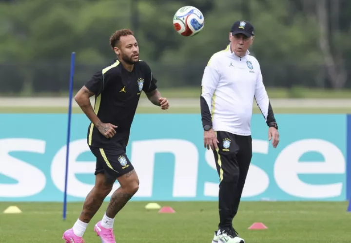El seleccionador de Brasil, Carlo Ancelotti (der), observa al jugador Neymar durante un entrenamiento. Foto: EFE