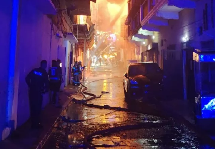 El incendio se registró cerca de un área donde hay varios centros de diversión nocturna.  Cortesía
