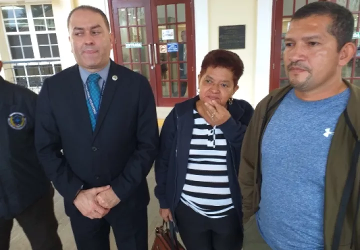  Fiscal Humberto Rodríguez junto a la madre y hermano de la profesora asesinada Diosila Martínez Villareal. Foto/José Vásquez