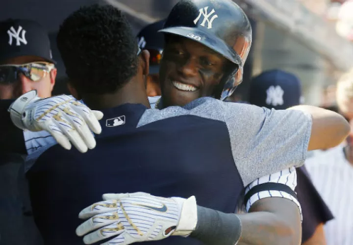 “Abrazar hace que la gente se sienta bien”, dijo Cameron Maybin, famoso por sus abrazos en los Yanquis de NY. Foto/ Andy Marlin/USA Today Sports, vÍa Reuters.