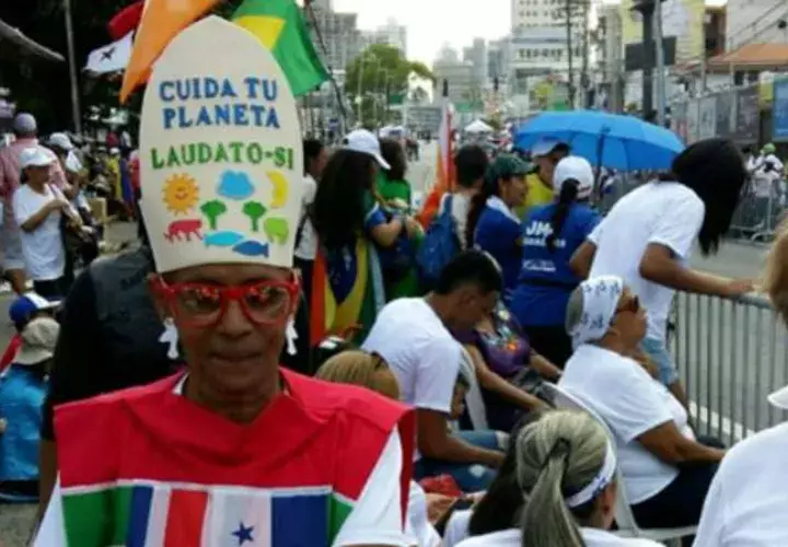 La "viejita", como la llamó el papa, persiguió a Francisco por toda la ciudad. 