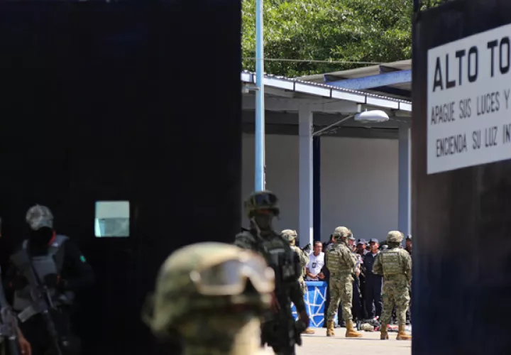 Miembros de la Marina de México realizan un operativo en las instalaciones de Seguridad Publica de Acapulco. FOTO/EFE