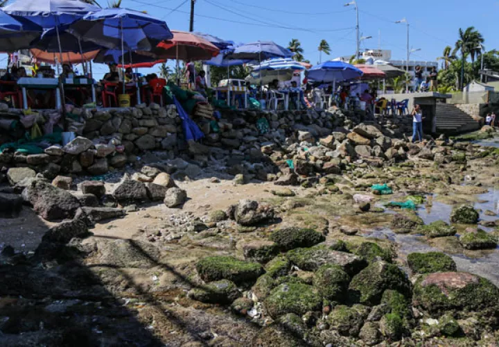 Acapulco es el principal destino turístico del Pacífico sur, por su cercanía de unos 350 kilómetros de la Ciudad de México, que se recorren en poco menos de cuatro horas en una de las autopistas más modernas del país. FOTO/EFE