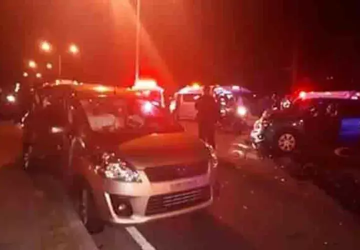 Uno de los autos invadió el carril del otro provocando la aparatosa colisión. Foto/Mayra Madrid