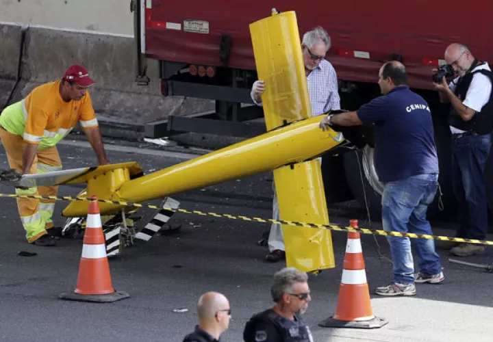 Momentos en que se hace la inspección en el lugar del accidente. FOTO/AP