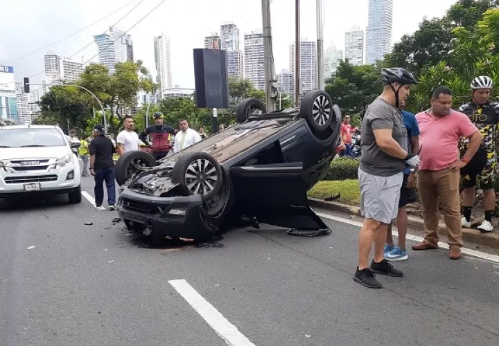Tras el impacto, uno de los vehículos quedó volcado en la vía. Foto: Aurelio Martínez
