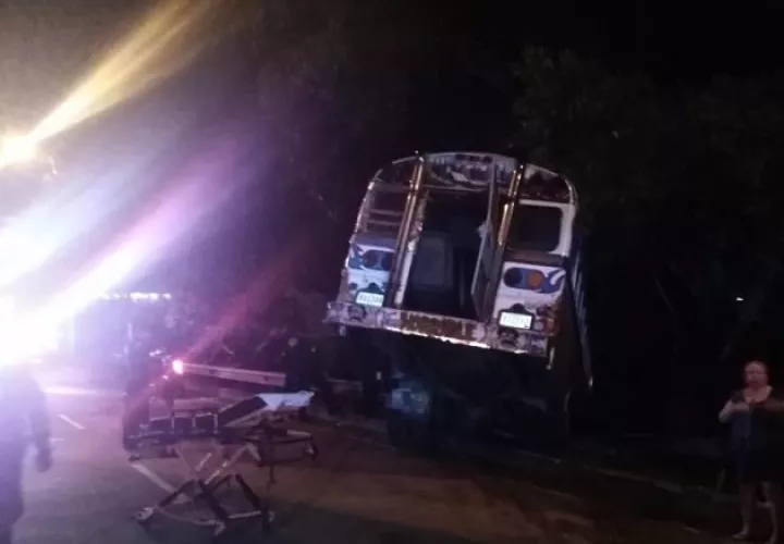 Tras colisionar al sedán, el bus se salió de la vía y quedó en una cuneta en El Chorrillo.| Foto: Cortesía