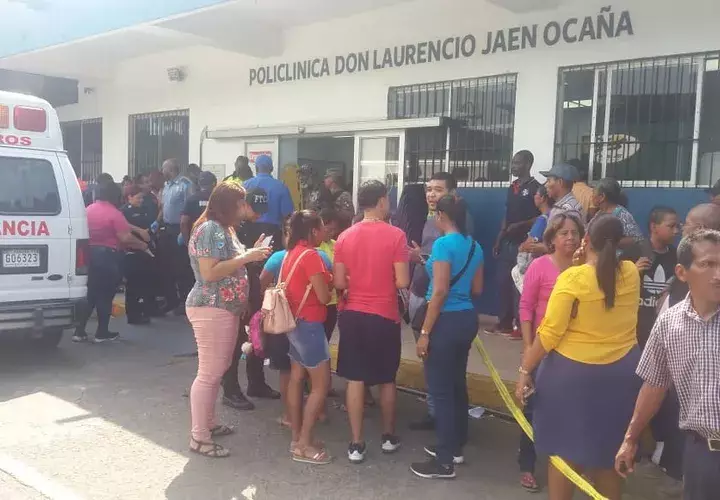 Familiares de las personas que viajaban en el bus de ruta interna llagan al hospital buscando a sus seres queridos. Foto/Diómedes Sánchez