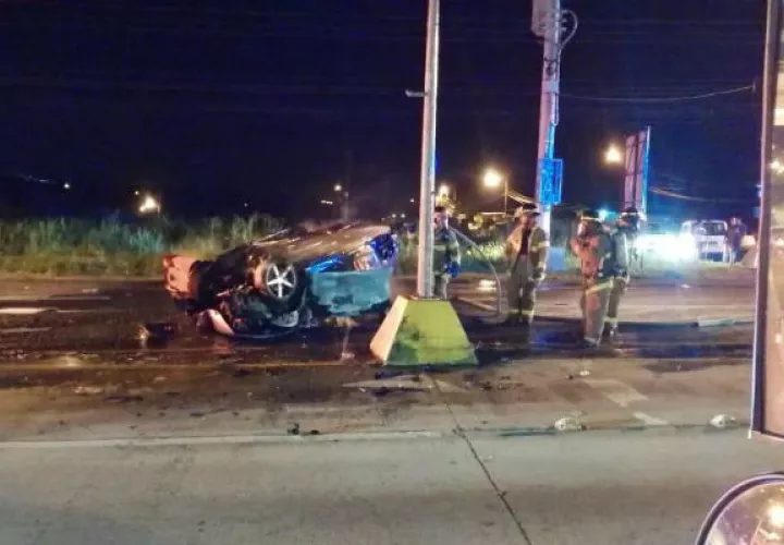 El automóvil explotó minutos después que sacaron a la víctima.