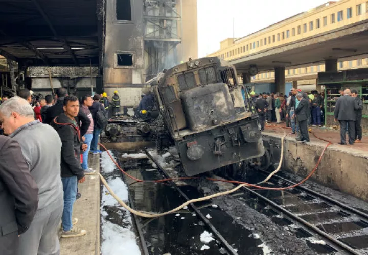 Las fuerzas de seguridad evacuaron la estación para poder controlar el incendio.