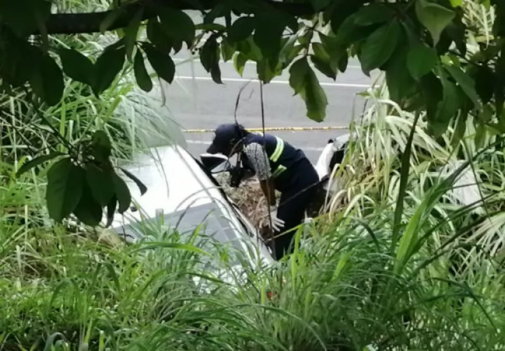 Hombre muere tras chocar su auto con un camión en la autopista Arraiján-La Chorrera